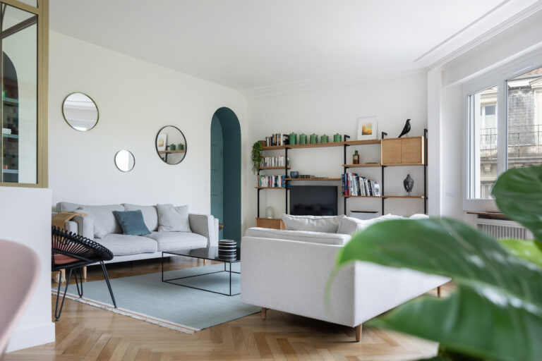 Salon rénové avec arche maçonnée, cheminée et rangements sur-mesure